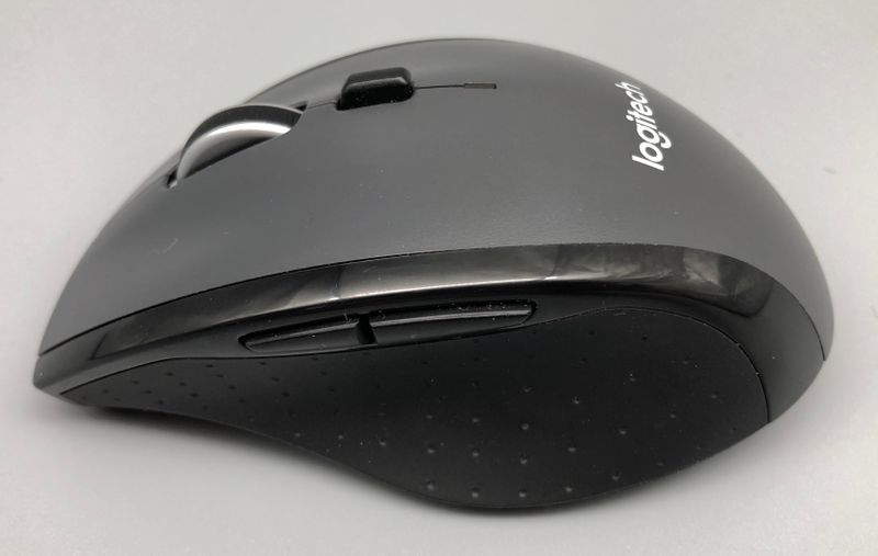 Gummierte Daumenablage und die zwei seitlichen Tasten der Logitech M705