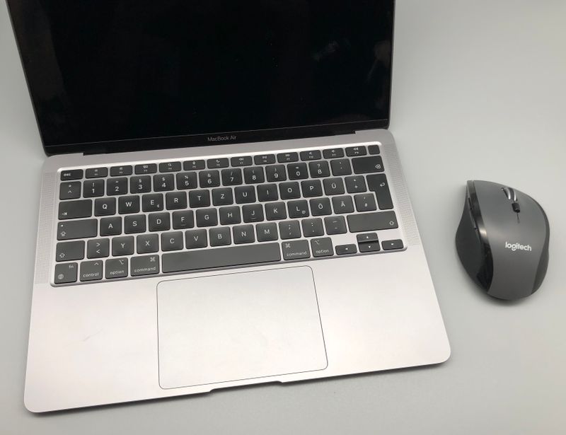 Die Logitech M705 Marathon Maus im Größenvergleich mit einem 13 Zoll MacBook Air