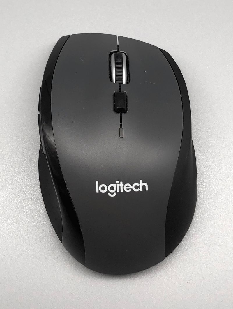 Das "superschnelle Scrollrad" der Logitech M705 und gleich darunter der Knopf zum Ein- bzw. Ausschalten des mechanischen Scrollwiderstands