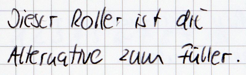 Schriftprobe: Das "e" in "Dieser", das "r" in Roller oder das "e" in "die" zeigen das Problem. Immer wieder schreibt der Stift einfach nicht 🤷‍♂️ Eine Alternative zum Füller, wie es Schneider auf Amazon bewirbt, wird er so nicht.